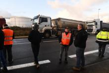 Des salariés du bâtiment bloquent l'accès au dépôt pétrolier de Brest, le 29 novembre 2019, pour défendre leur avantage fiscal sur le gazole