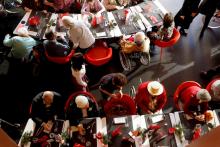 Des personnes conviées au déjeuner traditionnel des Petits frères des pauvres, le 25 décembre 2018 dans un restaurant à Paris