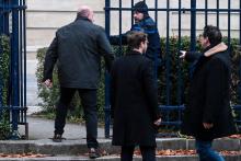Willy Bardon (G) arrive au tribunal d'Amiens avec ses deux avocats Stéphane Daquo (D) et Marc Bailly (2D), le 21 novembre 2019