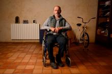 Jacques Larcher agriculteur à la retraite et souffrant de la maladie de Parkinson, lors d'une séance photo chez lui à La Chapelle-Bouexic (ouest de la France), le 26 décembre 2019