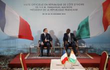 Le président français Emmanuel Macron et son homologue ivoirien Alassane Ouattara donnent une conférence de presse au palais présidentiel à Abidjan, le 21 décembre 2019