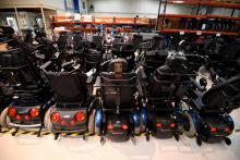 Des fauteuils roulants d'occasion dans l'atelier du réseau Envie Autonomie 35, le 25 novembre 2019 à Rennes