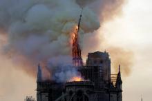 La flèche de Notre-Dame en flammes se brise, le 15 avril 2019 à Paris