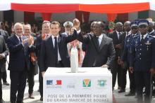 Le président français Emmanuel Macron et son homologue ivoirien Alassane Ouattara lors de la pose de la première pierre du grand marché de Bouaké, le 22 décembre 2019