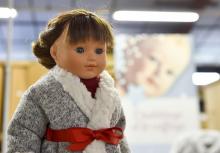 Une poupée Petitcollin dans l'atelier de fabrication, le 29 novembre 2019 à Etain, dans la Meuse