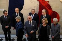 Le président du Conseil constitutionnel Laurent Fabius (C) entouré de sept des membres du Conseil le 12 mars 2019 à Paris