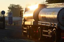 Un camion citerne arrive dans une station service après le déblocage d'un dépôt pétrolier le 3 décembre 2019 à Vern-sur-Seiche