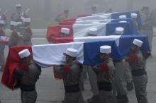 Des soldats portent les cercueils des six légionnaires emportés par une avalanche, le 26 janvier 2016 à Saint-Christol, dans le Vaucluse