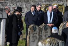 Le ministre de l'Intérieur Christophe Castaner (C) et l'ancien président du Conseil constitutionnel Jean-Louis Debré (2eD) au cimetière juif de Westhoffen, le 4 décembre 2019
