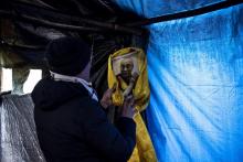 Un Tibétain tient un portrait du dalaÎ Lama dans un camp de réfugiés, le 2 décembre 2019 à Saint-Germain-en-Laye, dans les Yvelines