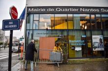 Une barrière est installée le 17 décembre 2019 devant une mairie annexe de Nantes, dont la porte a été brisée dans une explosion dans la nuit