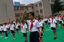 Des élèves à Shangaï chantent l'hymne chinois lors d'une cérémonie dans leur école, en septembre 2017