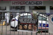 Portraits des 4 victimes de l'attentat de l'Hyper Cacher, sont exposés devant le commerce à Vincennes le 26 juin 2015, quelques mois après l'attentat