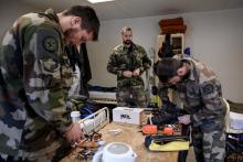 Des soldats du Groupe militaire de haute montagne (GMHM) préparent leur équipement, à Chamonix, le 13 janvier 2020