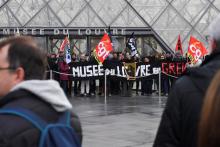 Une manifestation bloque l'entrée du musée du Louvre, à Paris, le 17 janvier 2020 pour protester contre la réforme des retraites