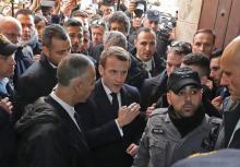 Le président français Emmanuel Macron demande à un policier israélien de quitter l'église Sainte-Anne à Jérusalem, le 22 janvier 2020