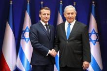 Le Premier ministre israélien Benjamin Netanyahu (d) serre et le président Français Emmanuel Macron avant une réunion bilatérale en marge du 75e anniversaire de la libération d'Auschwitz, le 22 janvie