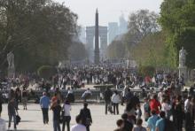 Des promeneurs aux jardins des Tuileries en avril 2010 à Paris
