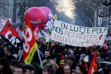 Des opposants à la réforme des retraites devant l'Opéra Garnier, à Paris, le 5 février 2020