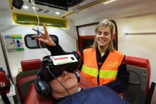 Le colonel Marc Horeau, président du Service départemental d'incendie et de secours (SDIS), teste un casque de réalité virtuelle dans une ambulance, le 18 février 2020 à Evron, en Mayenne