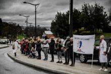 Chaîne humaine autour de l'hôpital Robert Debré à Paris, pour protester contre le sous-financement du système de santé, le 2 février 2020