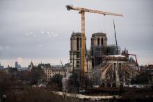 Une grue au-dessus de Notre-Dame de Paris, le 8 janvier 2020, lors des travaux de restauration après un incendie en avril 2019