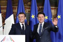 Le président français Emmanuel Macron (D) et le Premier ministre italien Giuseppe Conte (G) le 27 février 2020 dans les rues de Naples