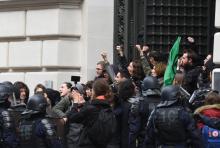 Des activistes de l'organisation "Youth for Climate Paris" manifestent devant le siège parisien du gestionnaire d'actifs BlackRock le 10 février 2020