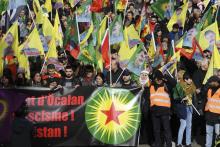Des militants kurdes brandissent des drapeaux pour réclamer la libération d'Abdullah Öcalan, le 15 février 2020 à Strasbourg