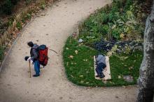 Des sans-abri dans un parc, le 1er octobre 2019 près de la place de la Chappelle, à Paris