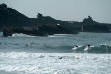 Des surfeurs sur la plage de Biarritz 