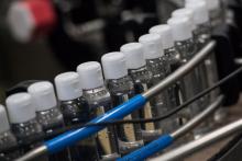 Fortement sollicités en raison de l'épidémie liée au nouveau coronavirus, les laboratoires Gilbert produisent actuellement 80.000 à 100.000 flacons de gel hydroalcoolique par jour sur trois sites à Hé