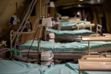 Des lits près à recevoir des premiers malades graves du coronavirus dans l'hôpital militaire de campagne à l'extérieur de l'hôpital Emile Muller à Mulhouse, le 22 mars 2020