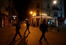 Des policiers municipaux patrouillent le 22 mars 2020 à Colombes, en région parisienne, où la municipalité a instauré un couvre-feu