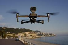 Un drone survole la Promenade des Anglais à Nice, le 19 mars 2020