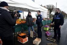 Des gendarmes évacuent les commerçants du marché de Crépy-en-Valois, l'une des communes de l'Oise soumises à des interdictions strictes face au nouveau coronavirus, le 1er mars 2020