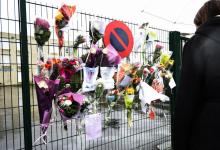 Des fleurs ont été déposées à l'entrée du collège La Fontaine à Crépy-en-Valois le 1er mars 2020 où est décédée une enseignante contaminé par le Covid-19