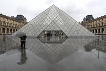 Des personnes patientent devant le Louvre fermé le 2 mars 2020