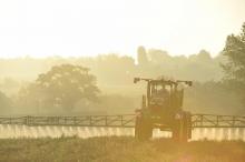 Un agriculteur vaporise du glyphosate le 16 septembre 2019 à Saint-Germain-sur-Sarthe (Sarthe)