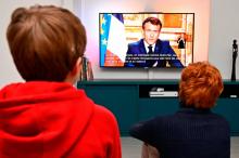Des enfants devant l'allocution télévisée du président Emmanuel Macron le 16 mars 2020, à Rennes