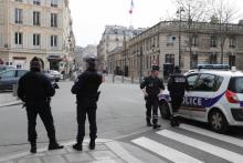 Des policiers patrouillent dans Paris pour veiller à l'application des mesures de confinement, le 17 mars 2020