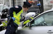 Un policier contrôle un automobiliste pendant le confinement lié à l'épidémie de Covid-19