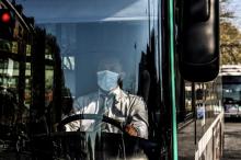 Un conducteur de bus RATP masqué pendant la crise du coronavirus, le 9 avril à Paris