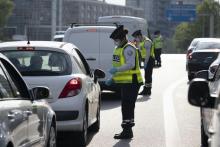 Des contrôles de police sur des automobilistes près de Paris le 11 avril 2020
