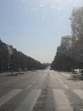 Confinement: les voitures à l’arrêt, les Champs Elysées vides