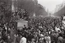 Cortège des funérailles de Jean-Paul Sartre à Paris le 19 avril 1980