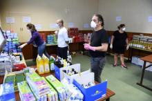 Volontaires masqués prépare des sacs de provisions pour les plus fragiles et vulnérables en pleine épidémeie de Covid-19, le 1er avril 2020