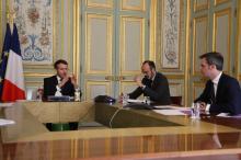 Le président Emmanuel Macron, le Premier ministre Edouard Philippe et le ministre de la Santé Olivier Véran lors d'une réunion à l'Elysée le 24 mars 2020