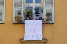 Bravo, merci, respect: tel est le message inscrit sur un drap suspendu au balcon d'un logement à Nice, le 6 avril 2020
