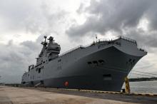 Le porte-hélicoptères Dixmude de la Marine nationale le 27 janvier 2020 au Pirée en Grèce